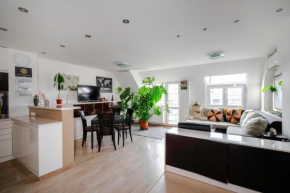 Forest - Spacious 2BD Apt with Secure Free Parking